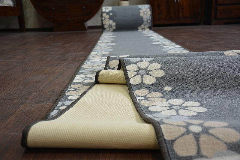 Alfombra de pasillo con refuerzo de goma SKY Las asteráceas gris